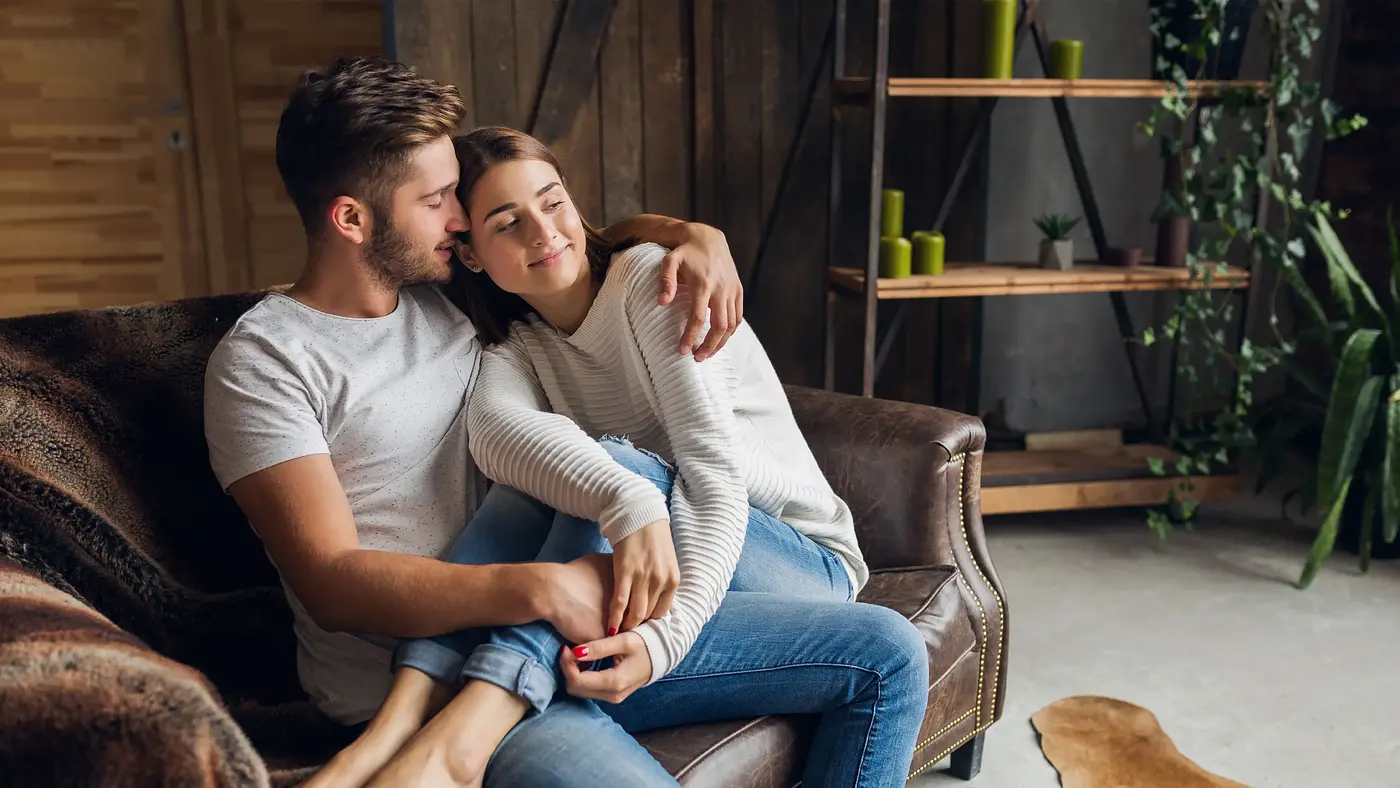 Млада двойка, която се наслаждава на уют и топлина у дома